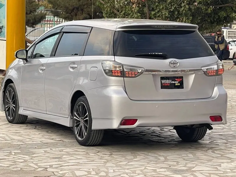 Toyota Wish Fielder 2014 Silver, Full Option, 84,000 km (2)