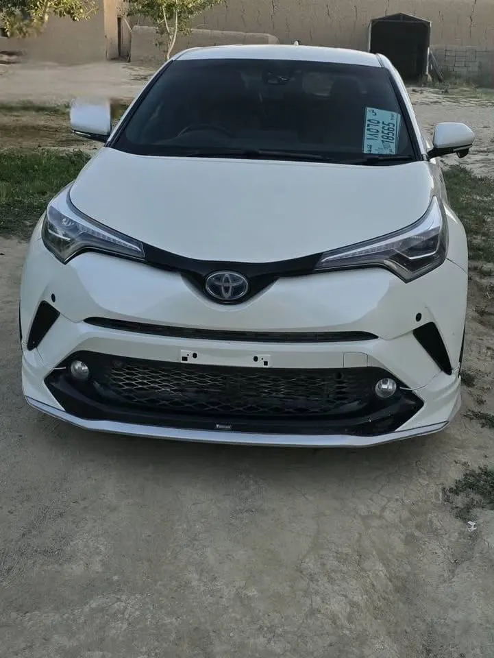 Toyota C-HR Hybrid 2017, Right-Hand Drive, 4-Cylinder, White (7)