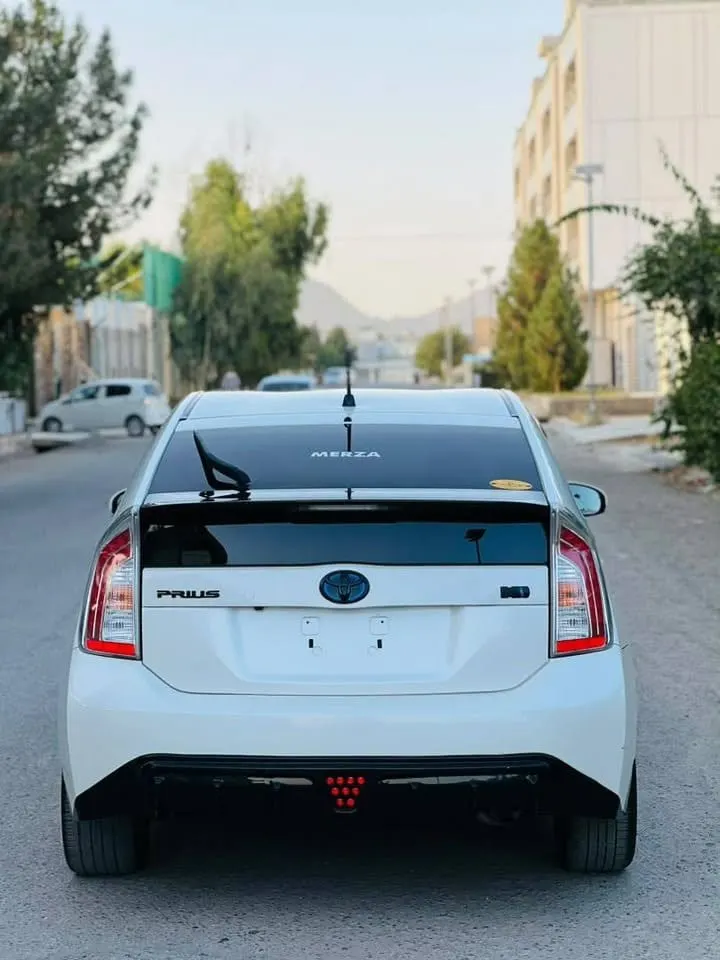 Toyota Prius Alpha 2012 (4)