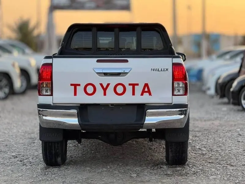 Toyota Hilux Vigo 2018 4-cylinder Diesel, Left-hand Drive (2)