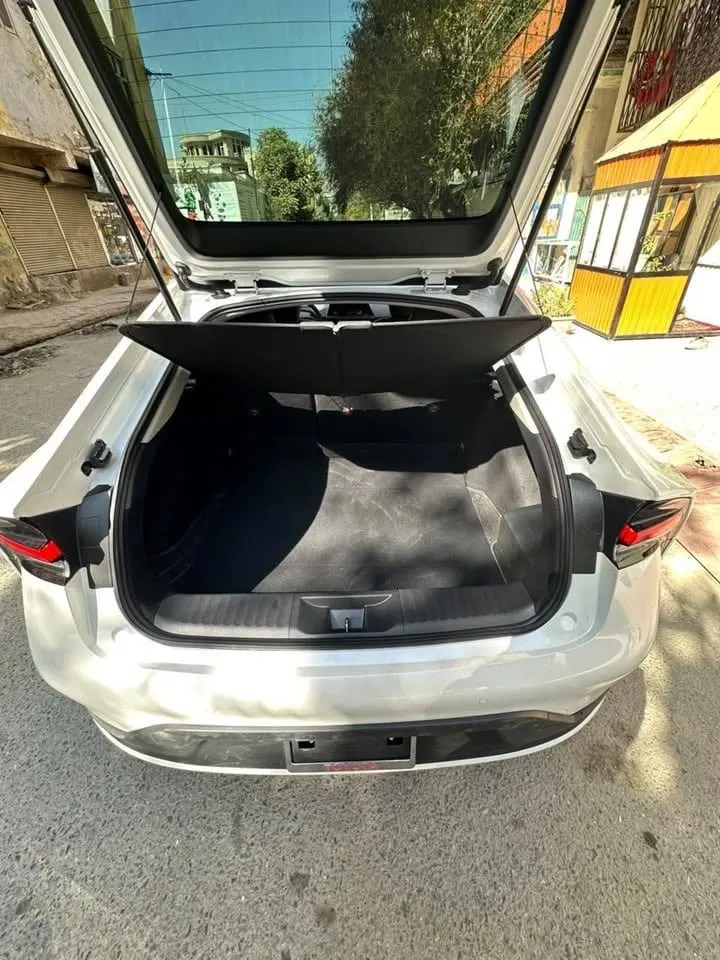 Toyota Prius 2025, Imported from USA, Low Mileage, Diamond White (7)