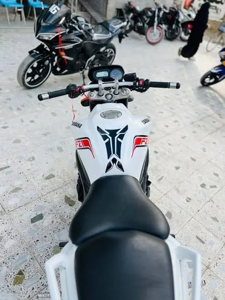 Yamaha FZ1 2012 sportbike, 1000cc (5)