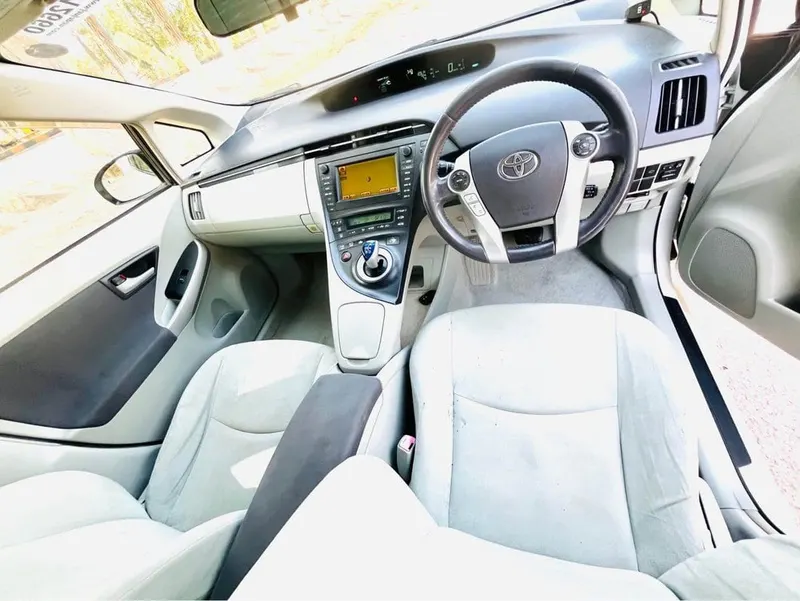 Toyota Prius 2010 Full Option (4)