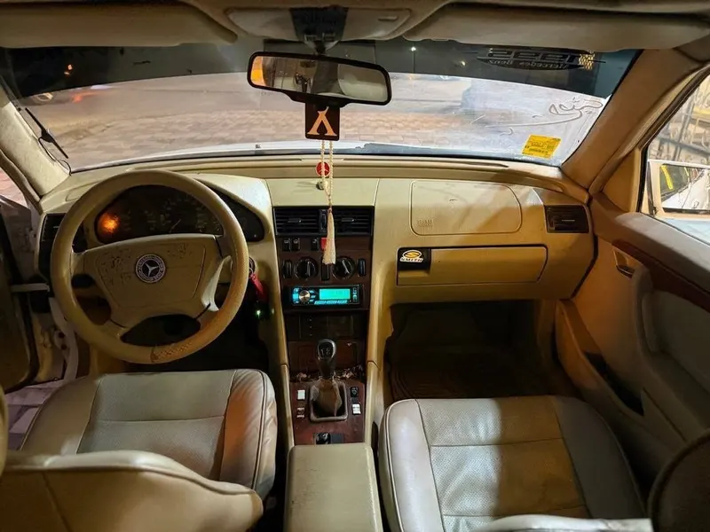 Mercedes-Benz W202 1995 سفید، داخل زرد (4)