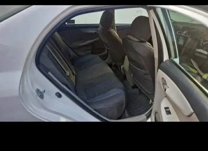 Toyota Corolla 2012 white automatic (4)