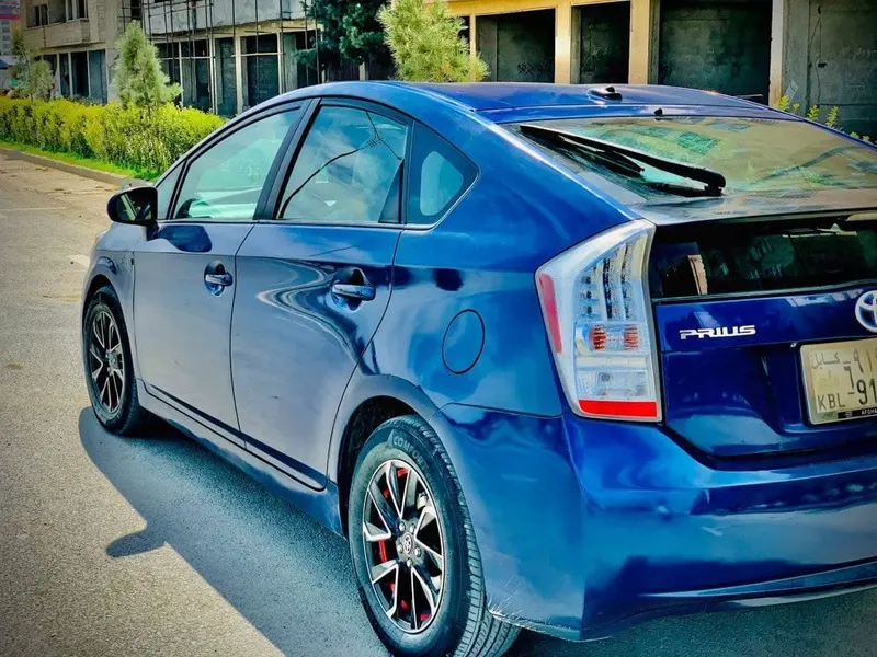 Toyota Prius 2012, full option, clean documents (2)