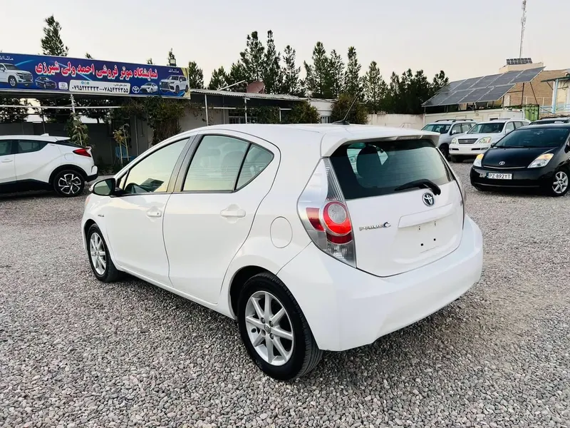 Toyota Aqua Hybrid 2013 White (4)