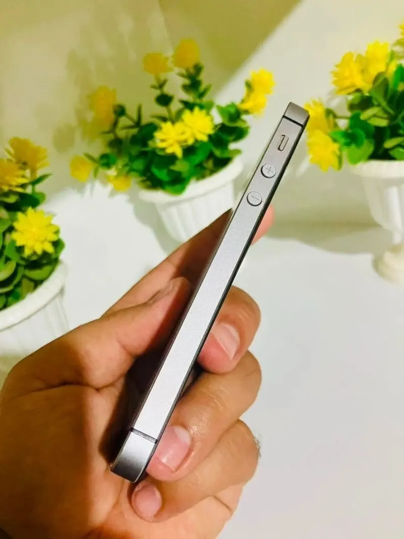 Apple iPhone SE 64GB, Battery Health 89%, Used (4)