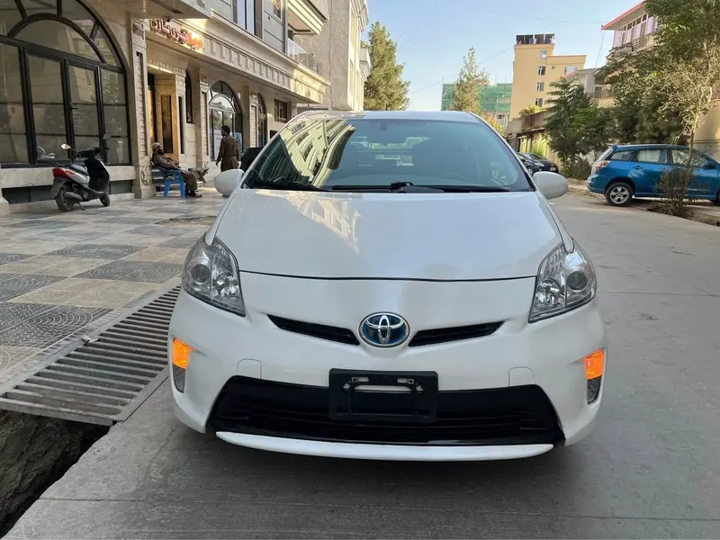 Toyota Prius 2013, Pearl White - Urgent Sale (3)