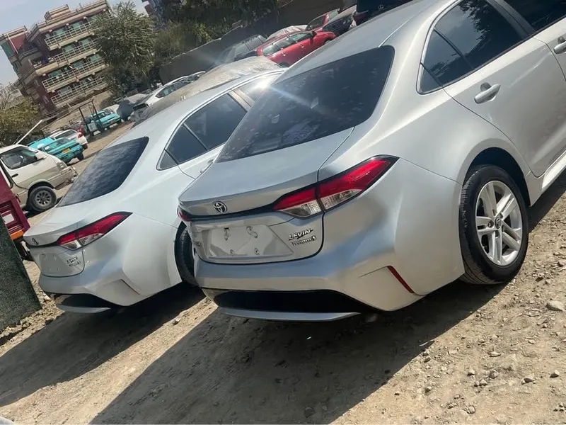 Toyota Corolla 2021 Hybrid, Silver, Sunroof, Accident-free (4)
