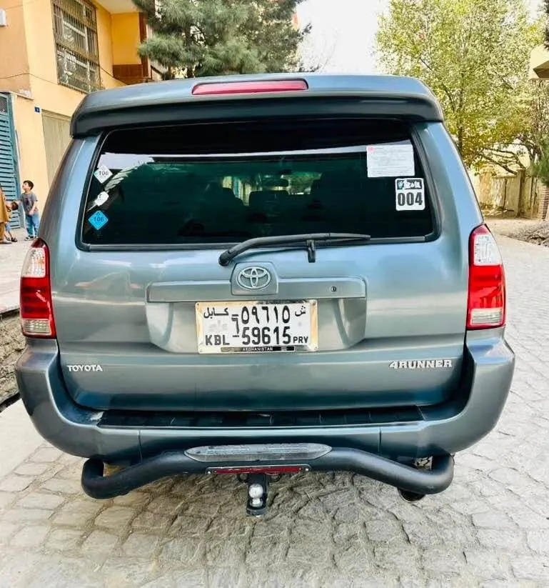 Toyota 4Runner 2004, 3-Row Company Original, 6-Cylinder Petrol (2)
