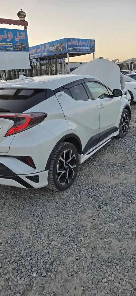 Toyota C-HR Hybrid 2017, Right-Hand Drive, 4-Cylinder, White (4)