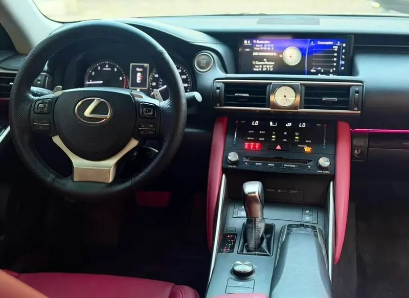 Lexus IS200t F Sport 2018 (8)