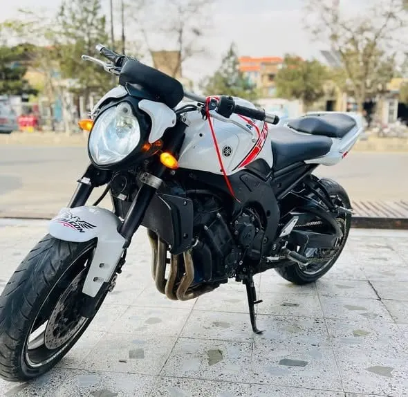 Yamaha FZ1 2012 sportbike, 1000cc (2)