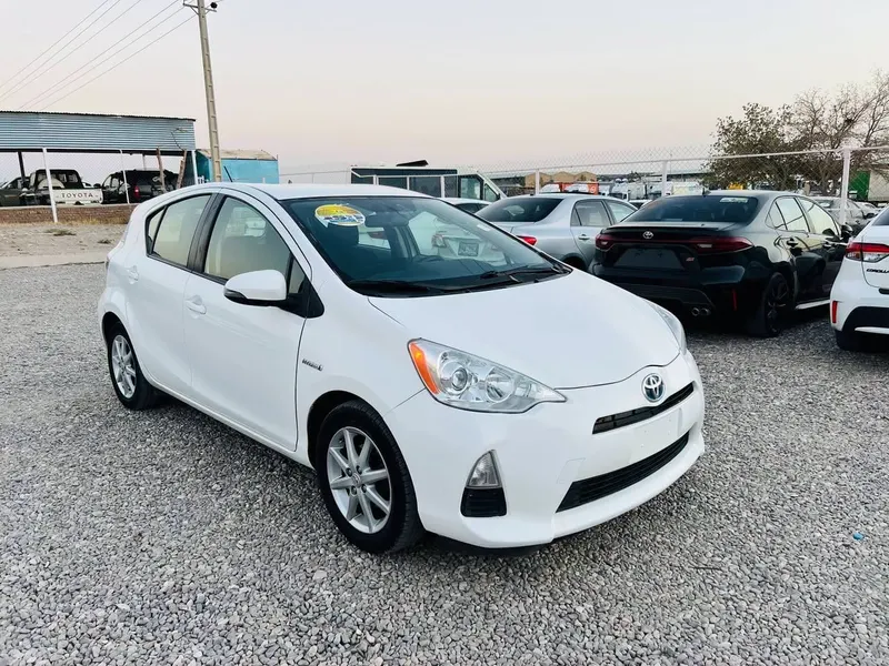 Toyota Aqua Hybrid 2013 White (2)