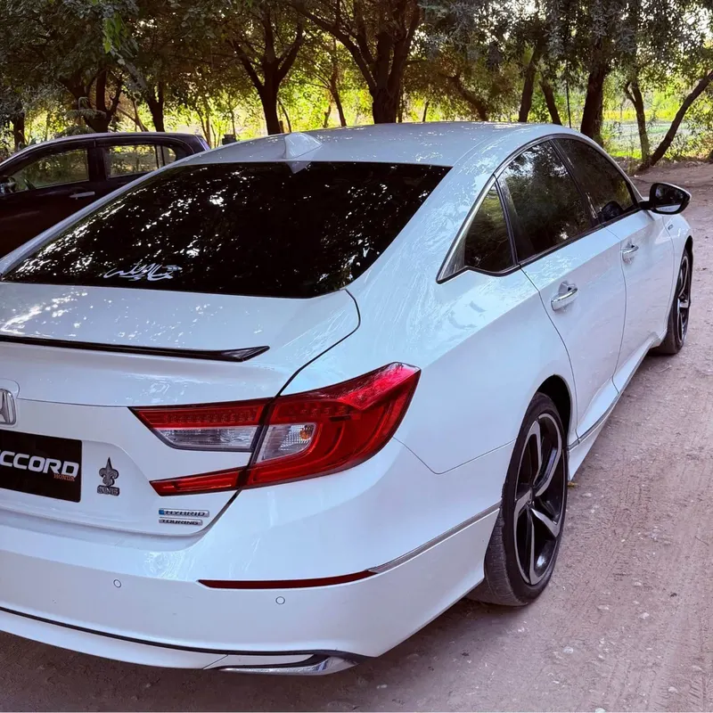 Hybrid Car 2019 Four-Cylinder White Full Option (5)
