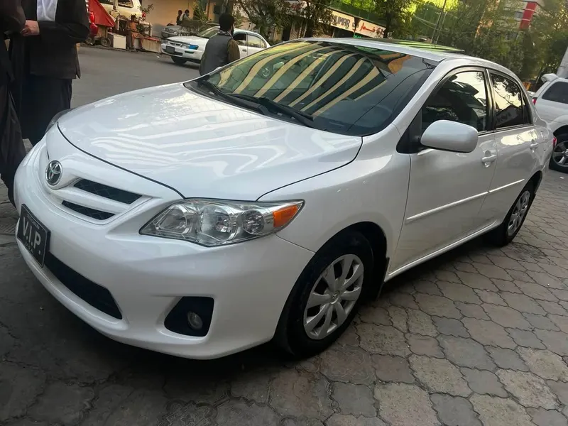 Toyota Corolla LE 2013 White Sunroof Automatic (3)