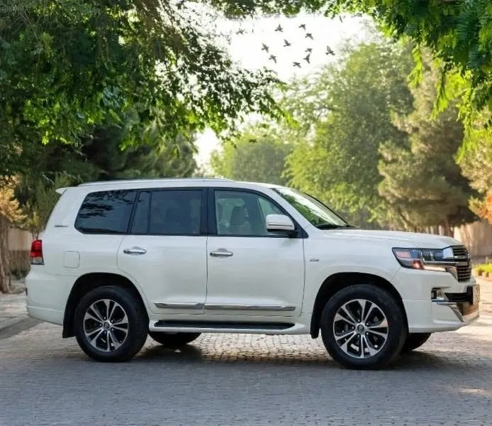 Toyota Land Cruiser Gulf 2010 VXR White (3)