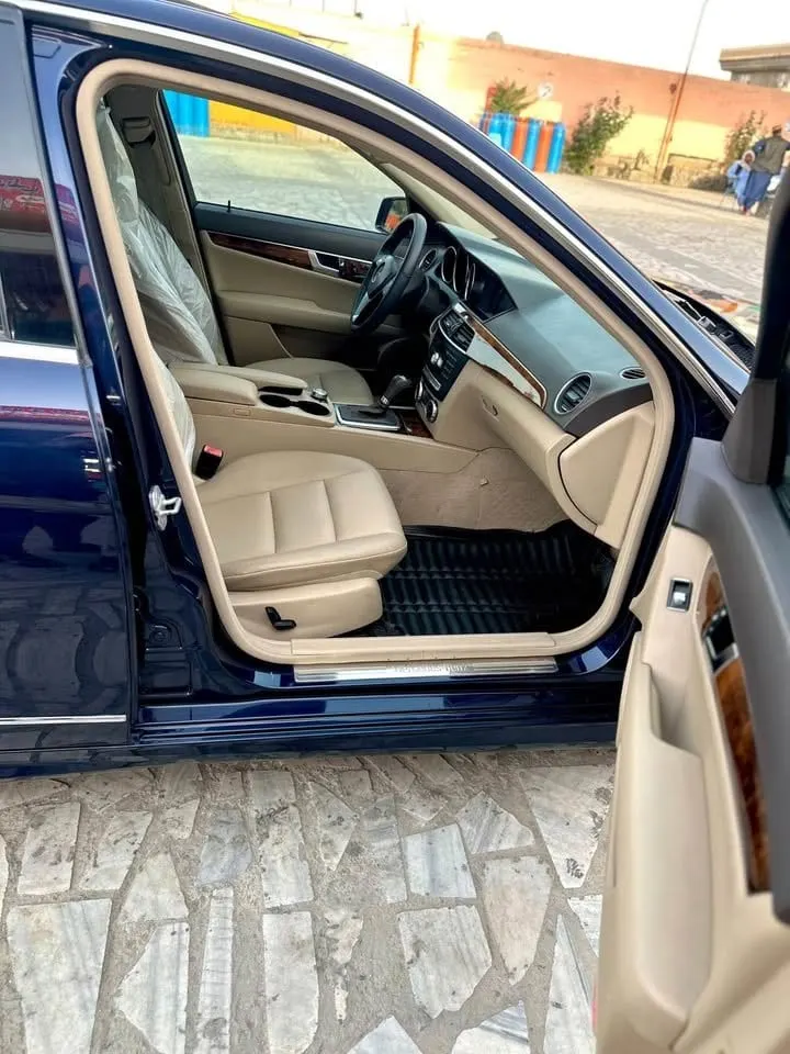 Mercedes-Benz C250 2012 Full Option, Navy Blue, No Accident (6)