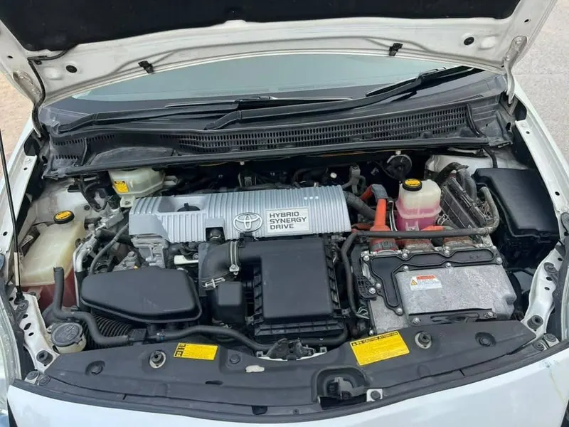 Toyota Prius Alpha 2012 (8)