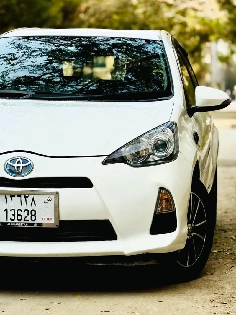 Toyota Aqua Hybrid 2012, White - 4900 USD (2)