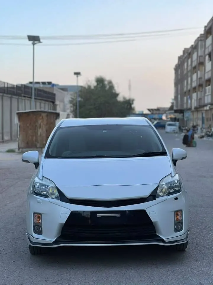 Toyota Prius Alpha 2012 (1)