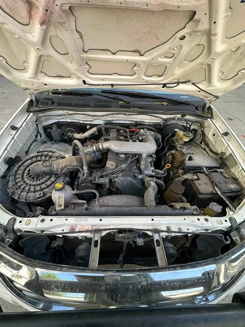 Toyota Hilux 2007 White Diesel (6)