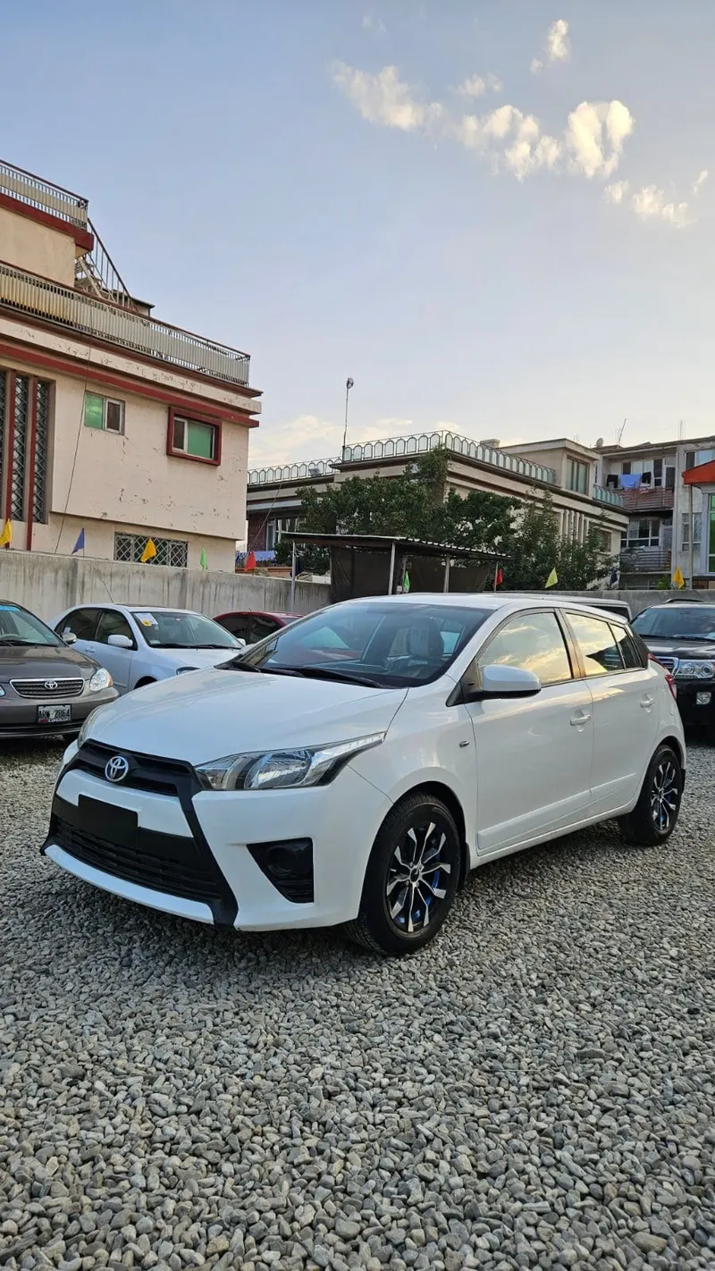 Toyota Yaris 2016 automatic white (1)