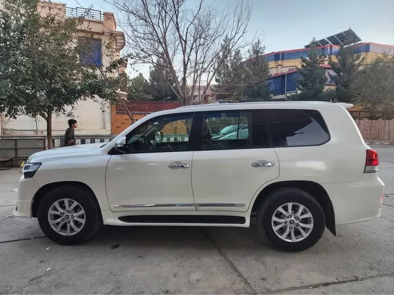 Toyota Land Cruiser GXR i 2011, 2021 Shape (6)