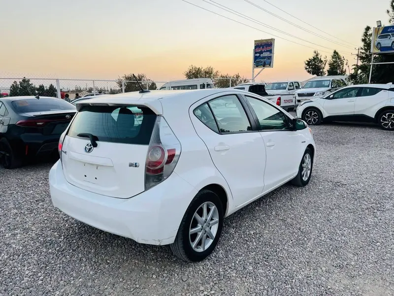 Toyota Aqua Hybrid 2013 White (5)
