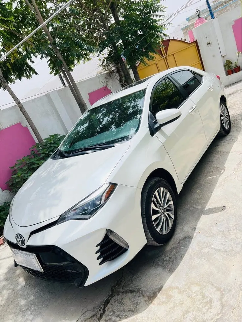 Toyota Corolla 2019 Pearl White Full Option (2)