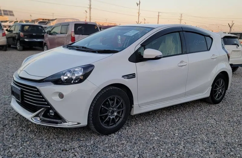 Toyota Aqua G/S 2015 Japan Right-Hand Drive, 1500cc, Pearl White (3)