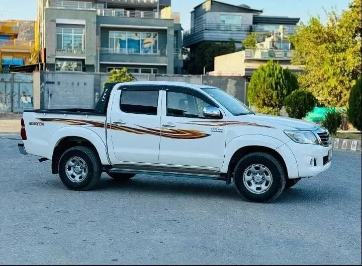 Toyota Hilux 2012 white full option (3)