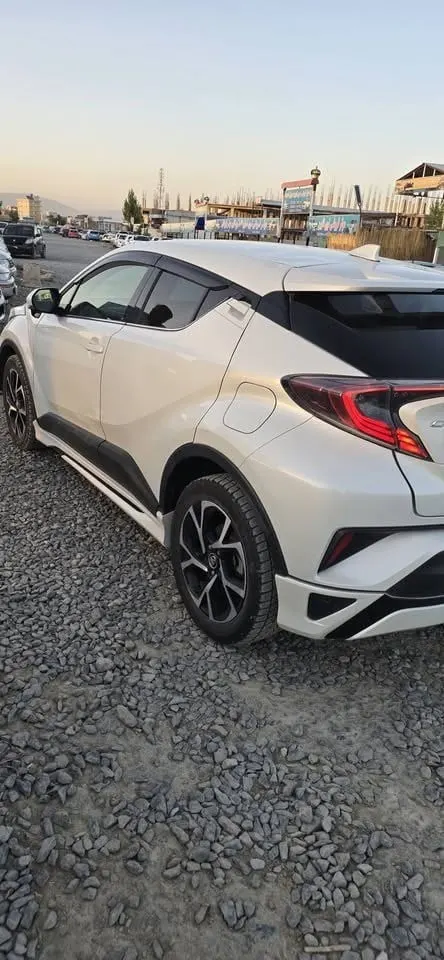Toyota C-HR Hybrid 2017, Right-Hand Drive, 4-Cylinder, White (2)