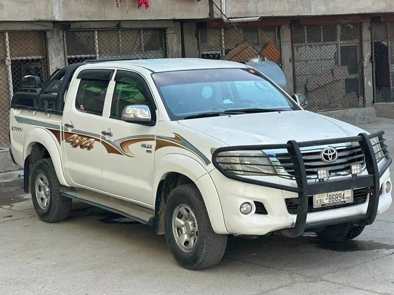 Toyota Hilux 2007 White Diesel (3)