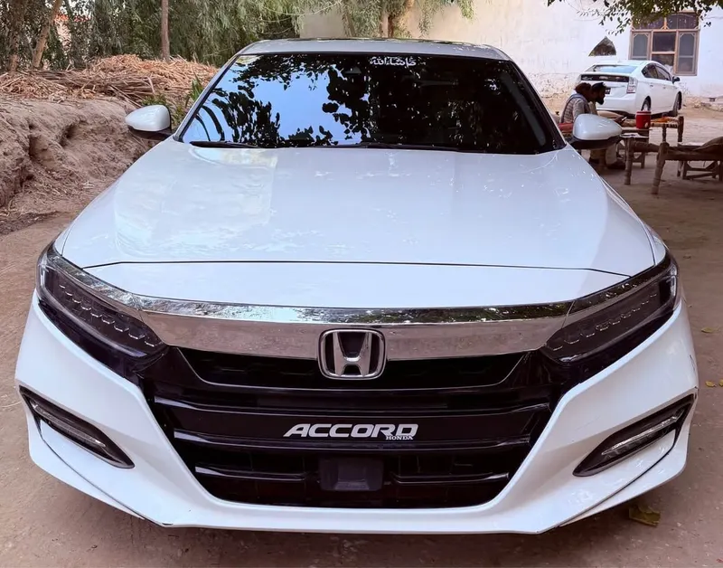 Hybrid Car 2019 Four-Cylinder White Full Option (1)