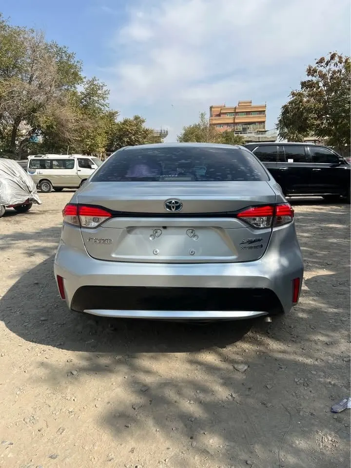 Toyota Corolla 2021 Hybrid, Silver, Sunroof, Accident-free (5)