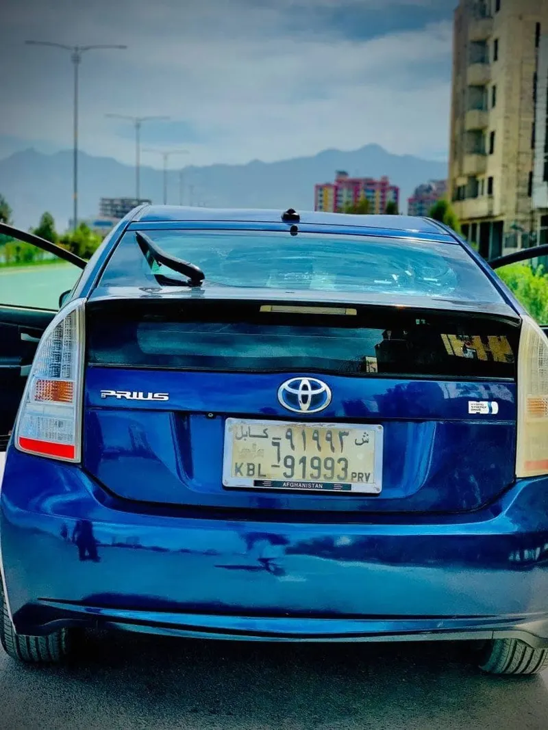 Toyota Prius 2012, full option, clean documents (4)