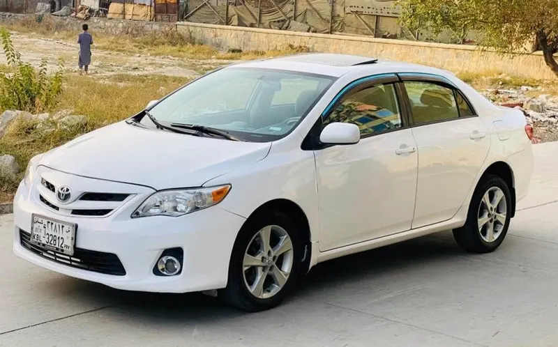 Toyota Corolla 2011 Canadian, full option, sunroof (5)