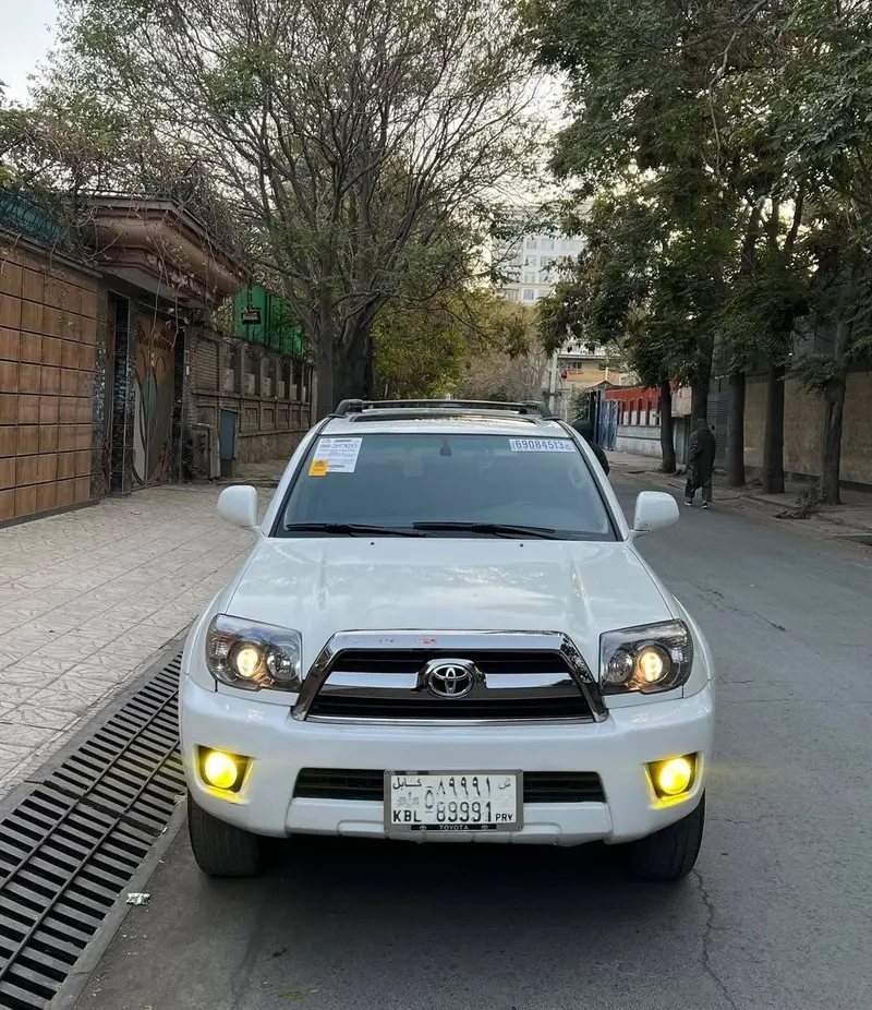 Toyota 4Runner 2004 SR5 White, 6-Cylinder Petrol (1)