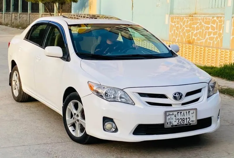 Toyota Corolla 2011 Canadian, full option, sunroof (3)