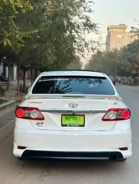 Toyota Corolla 2013 White Canadian S-Class (5)