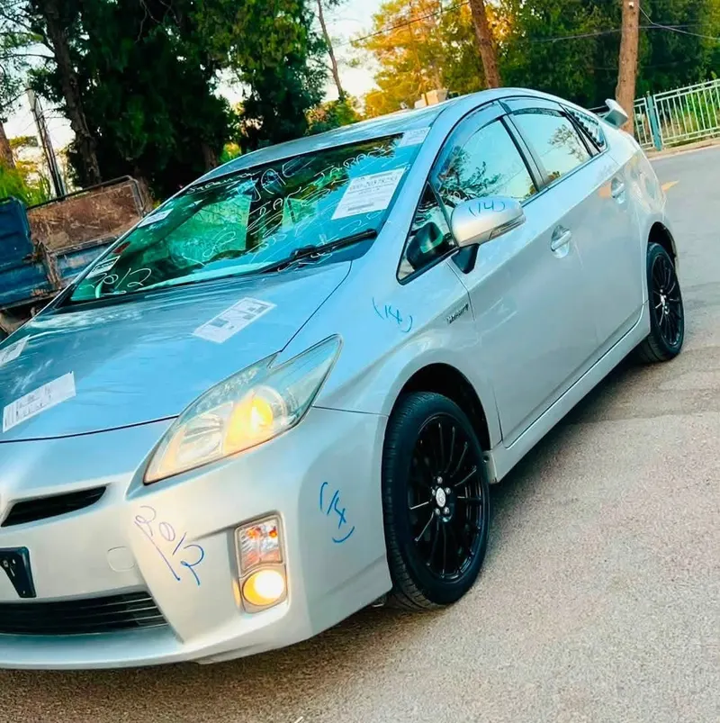 Toyota Prius 2012 Hybrid, Full Options, Silver (1)