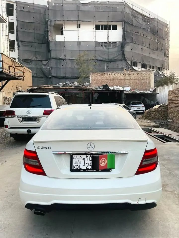 Mercedes-Benz C250 2012 Full Option, White, Sunroof (6)
