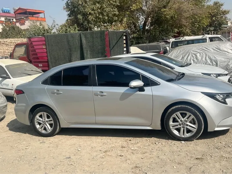 Toyota Corolla 2021 Hybrid, Silver, Sunroof, Accident-free (3)