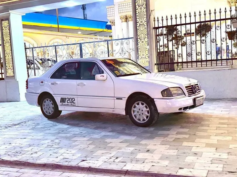Mercedes-Benz W202 1995 سفید، داخل زرد (2)