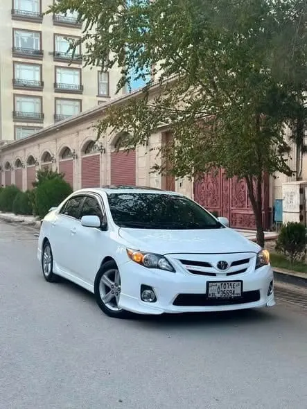 Toyota Corolla 2013 White Canadian S-Class (3)
