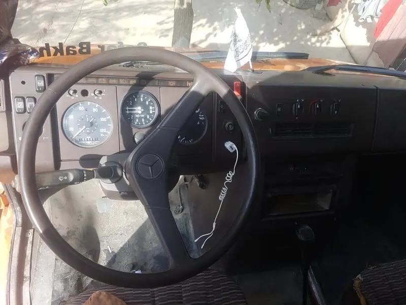Mercedes-Benz Dubai Van 1995, Freshly Plated, Kabul (5)