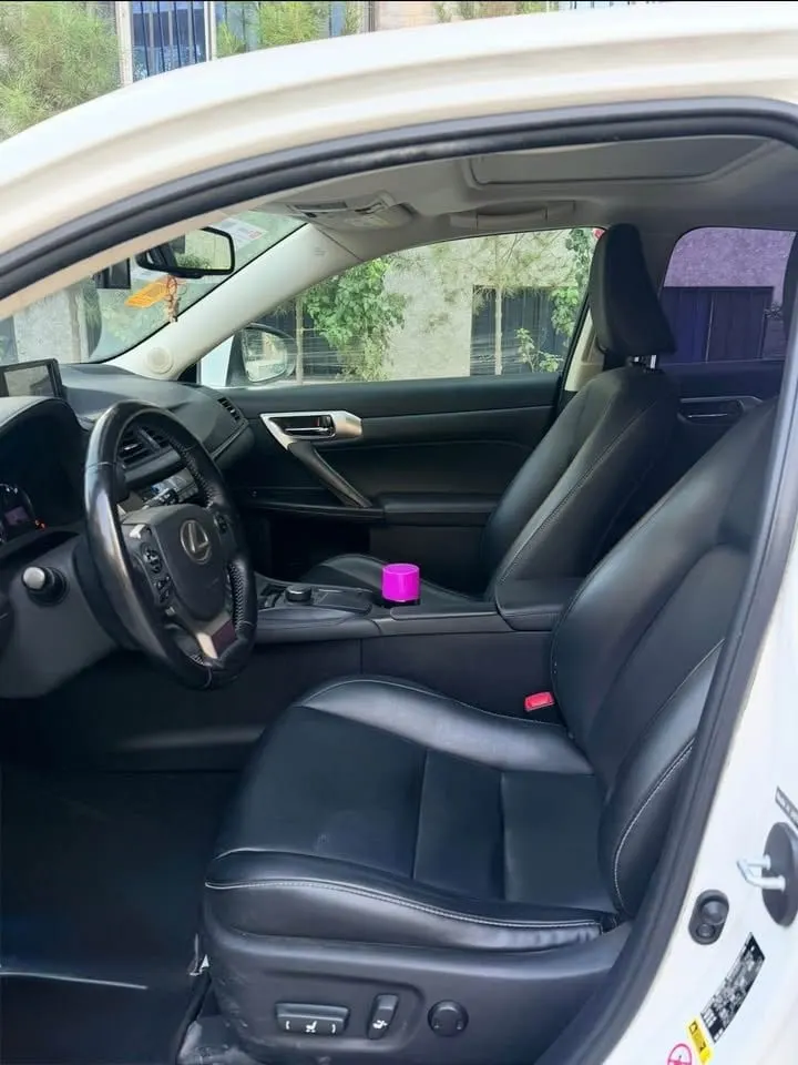 Lexus CT200 2015, pearl white, 84000 km (6)