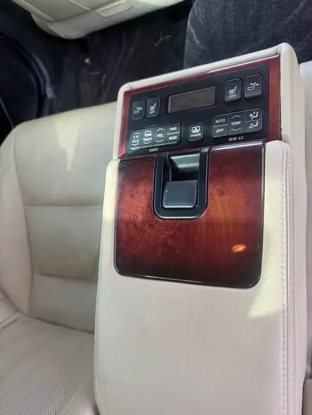 Toyota Crown Majesta, Full Option, 6-Cylinder, 38,000 km (4)